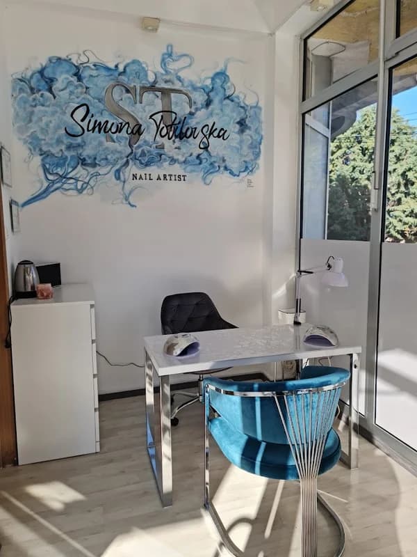 Simona Tofilovska - Nail Artist